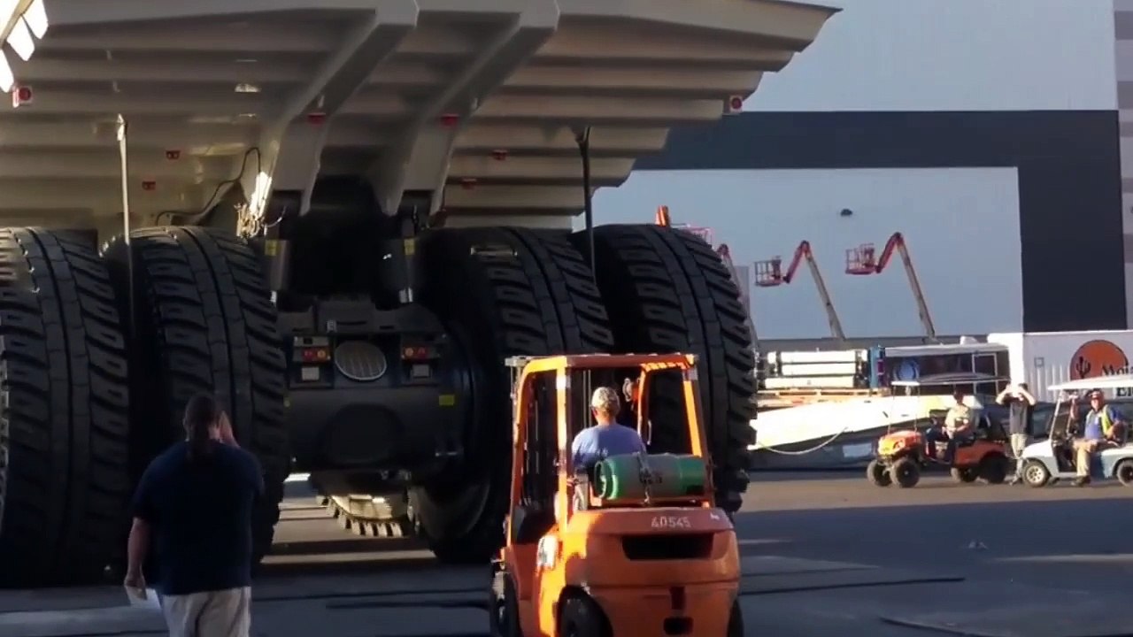 The largest drilling machine, a large dumping truck اكبر الة حفر   شاحنة تغريغ كبيرة