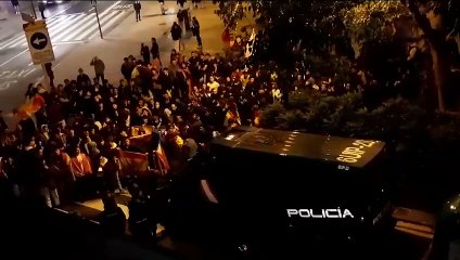 Los manifestantes contra la amnistía bloquean un paso de cebra en Pamplona
