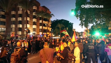 Manifestantes cortan el tráfico a las puertas de donde se reúnen Sánchez y Scholz