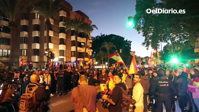Manifestantes cortan el tráfico a las puertas de donde se reúnen Sánchez y Scholz