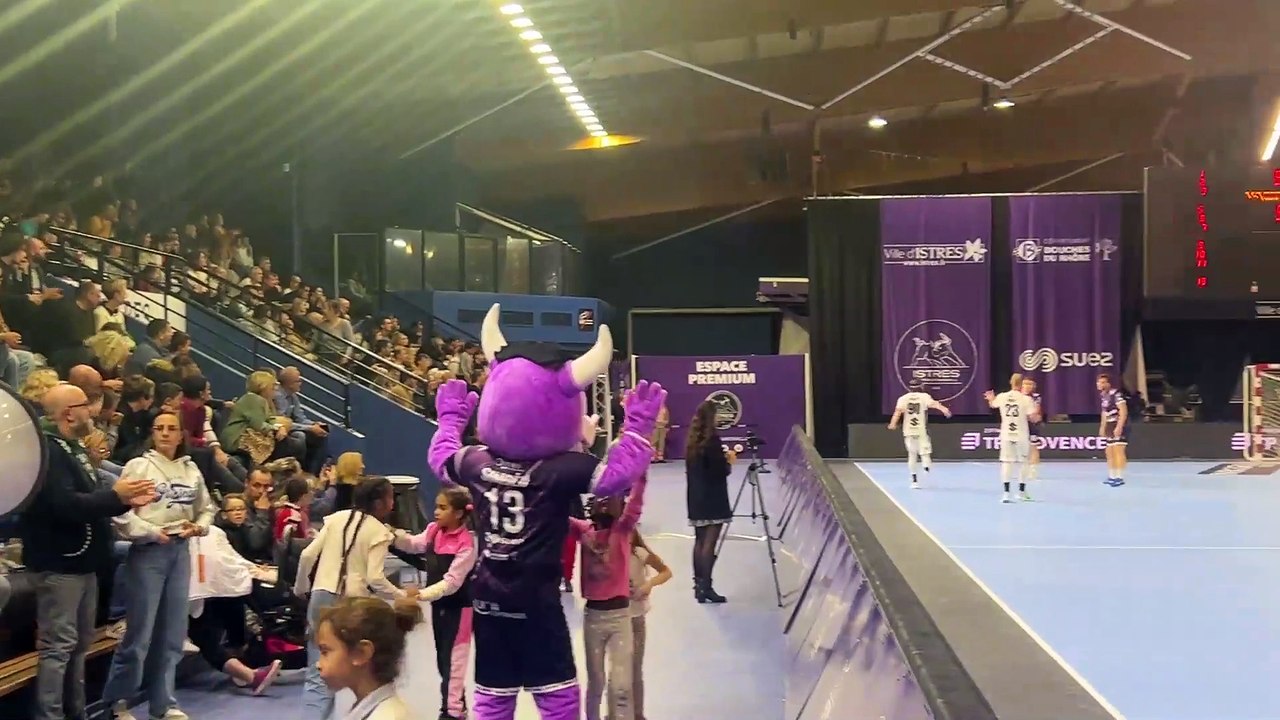 La joie des handballeurs d'Istres après la victoire contre Cournon