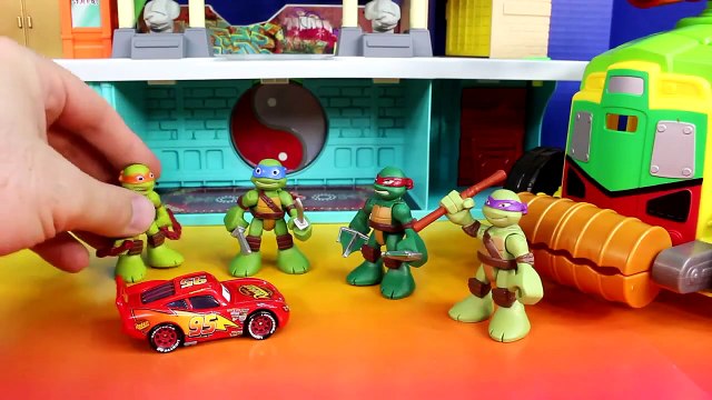 Disney Pixar Cars Lightning McQueen gets saved by Teenage Mutant Ninja Turtles TMNT Just4f