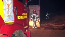 Bombeiros combatem incêndio em lixo na Avenida Piquiri