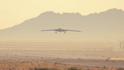 美 차세대 스텔스폭격기 B-21 첫 시험비행 "장거리 침투 타격" / YTN