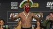UFC 295 - Pereira arrive en tenue traditionnelle brésilienne pour la pesée