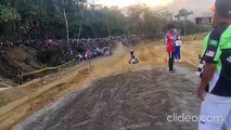 Animador de motocross la rompe conduciendo carrera en vivo: 