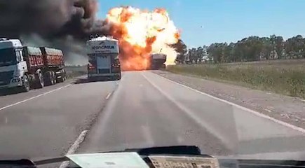 Video näyttää hetken, kun rekka räjähtää Argentiinan valtatiellä