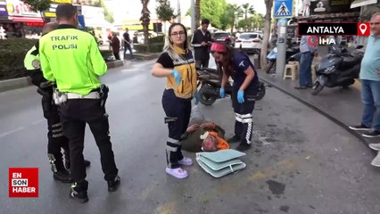 Antalya'da yayalara yol veren otomobile motosiklet çarptı