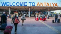 Turistleri bezdiren trafik... Antalya'ya uçakla 3,5 saatte, havalimanından otele 5 saatte ulaşıyorlar