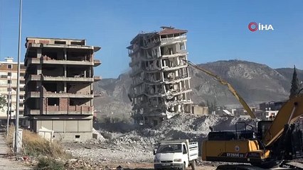 Tek bir dokunuş yetti.. Dev bina toz yığınına dönüştü