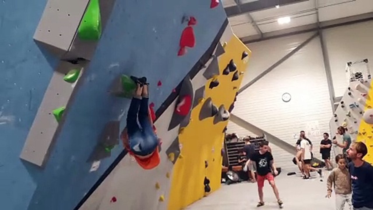 Un grimpeur chute sans validé son bloc d'escalade