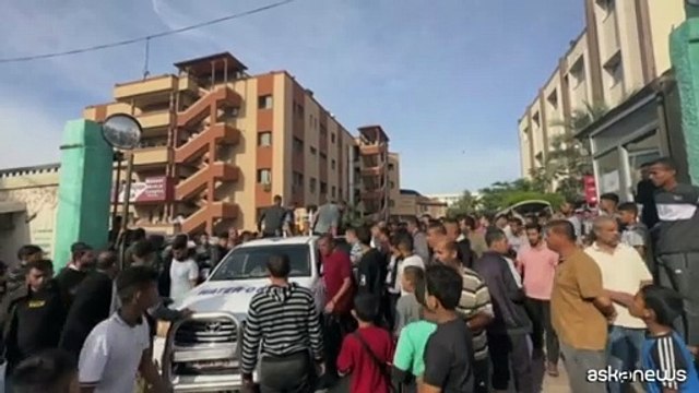 Medio Oriente, a Khan Yunis squadre d'emergenza estraggono i corpi dalle macerie