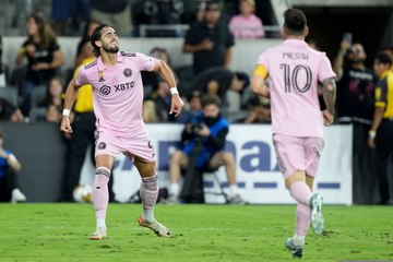 Messi shows off his eighth Ballon d'Or to the Inter Miami crowd