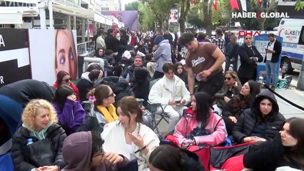Bağdat Caddesi'nde ünlü kozmetik mağazası açılışında izdiham: Hediyeyi duyan koştu, kapılar açıldığında...