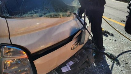 안산에서 탑차·화물차 정면충돌...2명 사상 / YTN