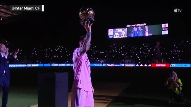 Inter Miami - Lionel Messi montre son huitième Ballon d'Or aux fans