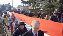 Święto Niepodległości we Włocławku - przemarsz ze stumetrową flagą