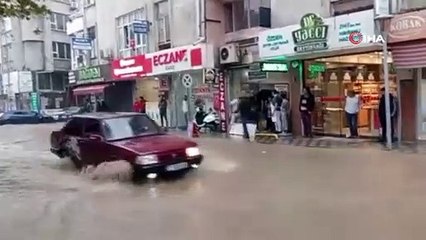 Edremit'te 5 dakika sağanak yağış hayatı felç etti...Yollar göle döndü