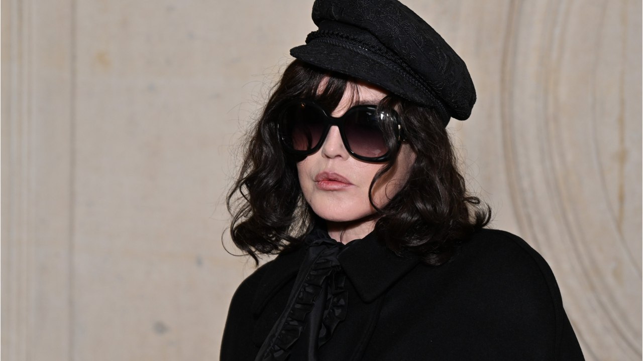 Voici - NRJ Music Awards : Isabelle Adjani très critiquée après son passage sur scène