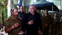 شاهد: نتنياهو يزور مركز تجسس ومراقبة للجيش الإسرائيلي قرب غزة ويصلي مع الجنود