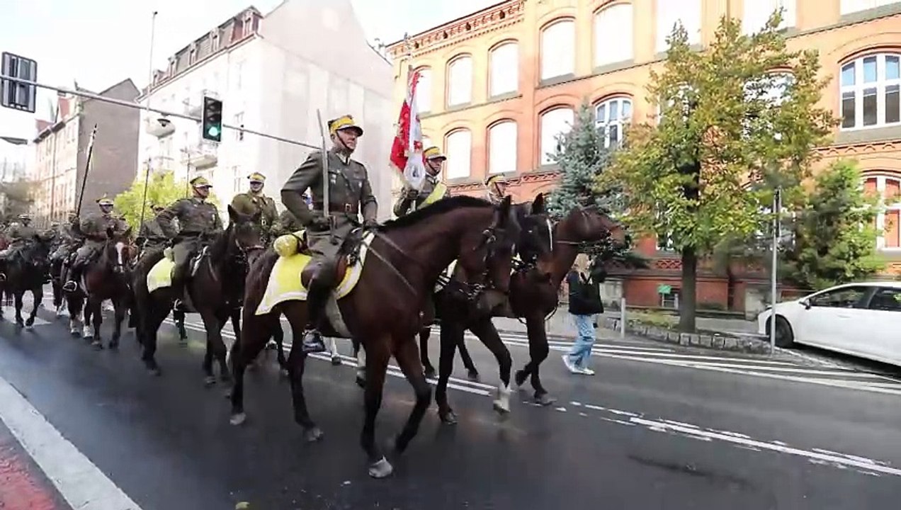 Dziennik Zachodni / Katowice Składanie Kwiatów Pod pomnikiem Piłsudskiego / Arkadiusz Gola