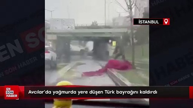 Avcılar'da bayrak hassasiyeti; Yağmurda yere düşen Türk bayrağını kaldırdı
