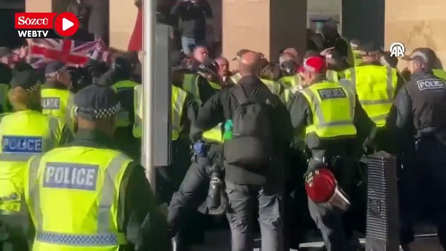 İngiltere'de aşırı sağcı gruplar ile polis arasında arbede yaşandı