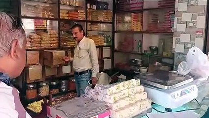 खाद्द सुरक्षा दल ने मिठाइयों के नमूने लेकर जांच प्रयोगशाला भिजवाए