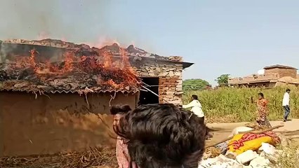 छत से उठी लपटें