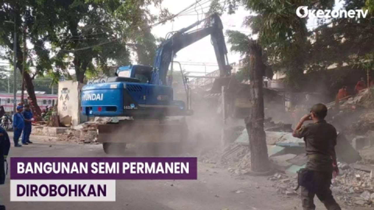 Petugas Gabungan Satpol PP Robohkan Bangunan Semi Permanen di Pulogadung