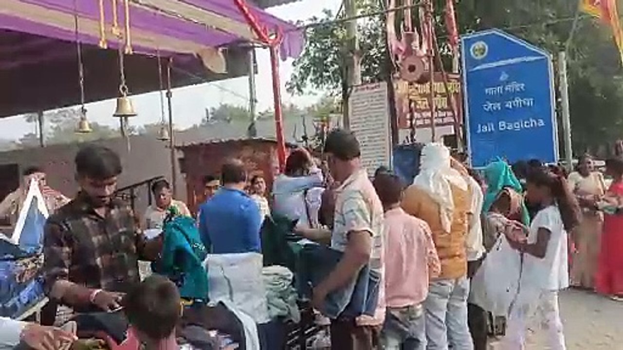 Video: पत्रिका ने खड़ी की नेकी की दीवार, गरीबों को ठंड में मिले कपड़े, कंबल, ऐसा रहा दृश्य