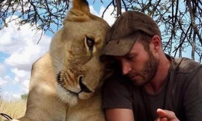 قصة مغامر يعيش مع لبؤة منذ 11 عاما