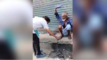 रतलाम से कांग्रेस प्रत्याशी पारस सकलेचा ने फकीर से लिया जीत का आशीर्वाद, खानी पड़ी चप्पल