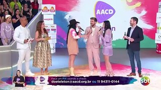 Gustavo Mioto e Ana Castela protagonizam beijão no Teleton 2023