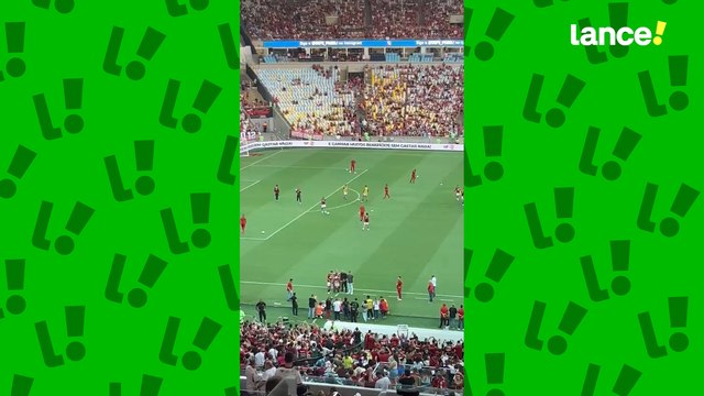 Ayrton Lucas completa 100 jogos pelo Flamengo e é homenageado antes de clássico