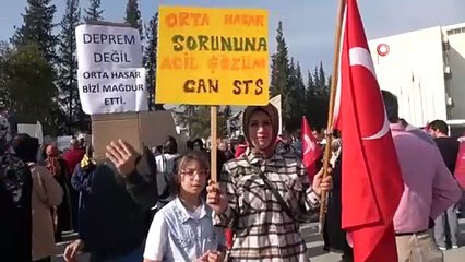 Orta hasarlı bina sakinlerinden düdüklü eylem