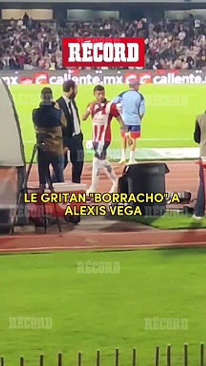 Afición de PUMAS le grita BORRACHO a ALEXIS VEGA