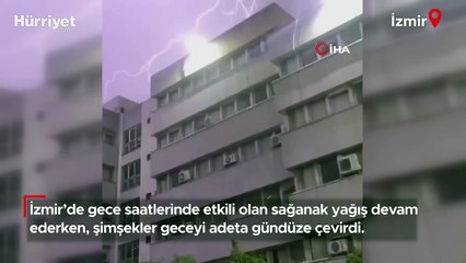 İzmir Körfezi'ne düşen yıldırım kameralara yansıdı