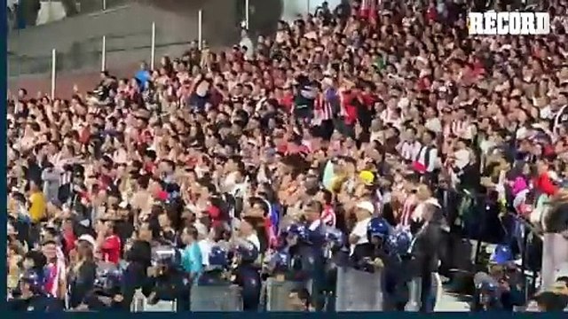 ALEXIS VEGA FALLÓ UN PENAL EN SU REGRESO A LAS CANCHAS CON CHIVAS ANTE UNA AFICIÓN DIVIDIDA