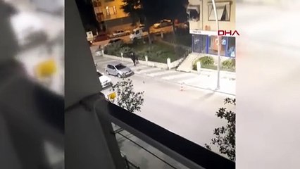 Eline pala alan bir kişi, yoldan geçenlere saldırdı