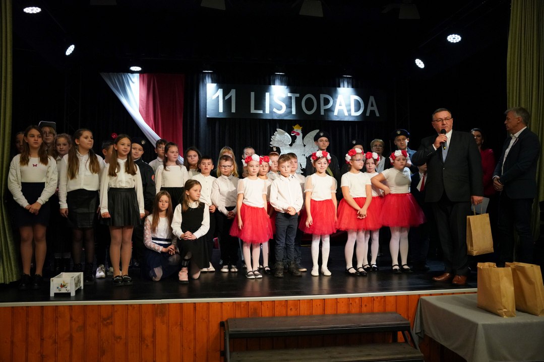 Święto Niepodległości w Subkowach. Kwiaty pod pomnikiem, marsz, akademia w domu kultury