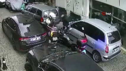 Ümraniye'de Motosikletli Şahıs Polisten Kaçtı, Dayak Yedi