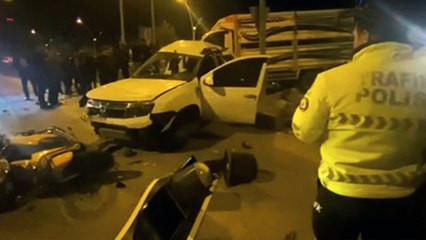 Kırmızı ışıkta geçen kamyonet trafiği birbirine kattı, motokurye son anda canını kurtardı: 4 yaralı