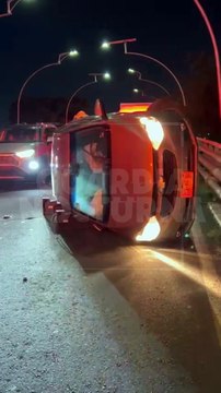 #Preliminar Tres personas lesionadas es el saldo de un aparatoso choque que a su vez dejó un automóvil volcado sobre el cruce de Calzada Lázaro Cárdenas y la calle Fuelle, en Guadalajara #GuardiaNocturna