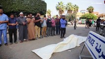 فيديو: في مشاهد تدمى لها القلوب.. أهل غزة يقيمون صلاة الجنازة على ضحايا القصف الإسرائيلي
