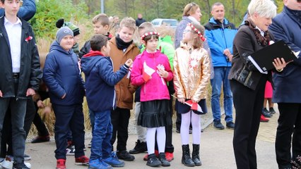 Libiąż - uroczystości święta niepodległości, uczniowie śpiewają hymn