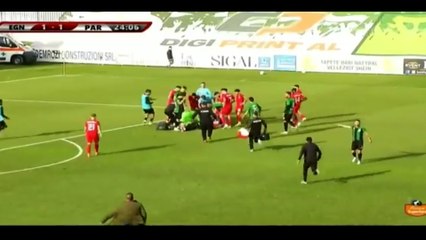 28 yaşındaki Ganalı oyuncu Raphael Dwamena sahada fenalaşarak hayatını kaybetti