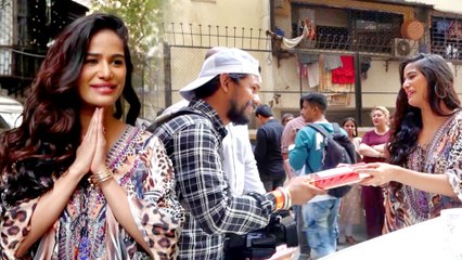 Poonam Pandey ने दीवाली के मौके पर Paparaazi को दी मिठाई