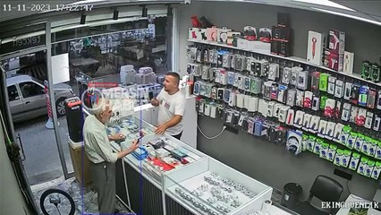 Mersin'de seyir halindeki otomobilin üstüne keçi düştü