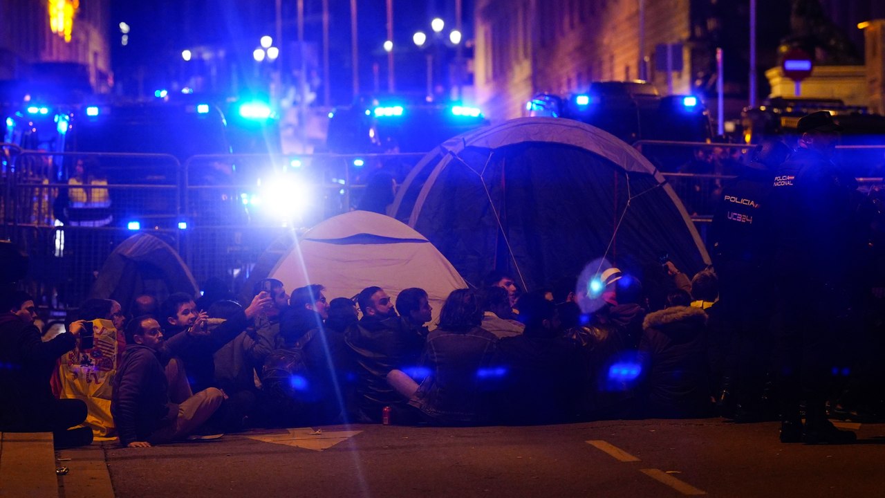 Una acampada frente al Congreso de los Diputados contra la amnistía